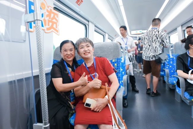 试乘市民开心体验资阳线。成都轨道集团供图