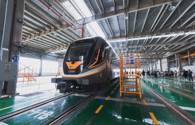 试乘市民打卡资阳线临空车辆段。成都轨道集团供图