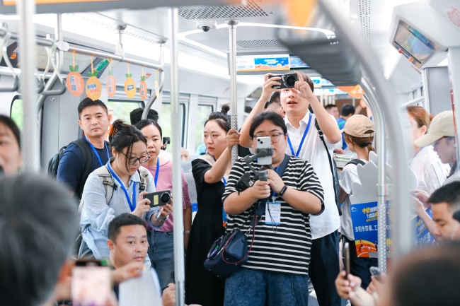 试乘市民打卡资阳线列车。成都轨道集团供图